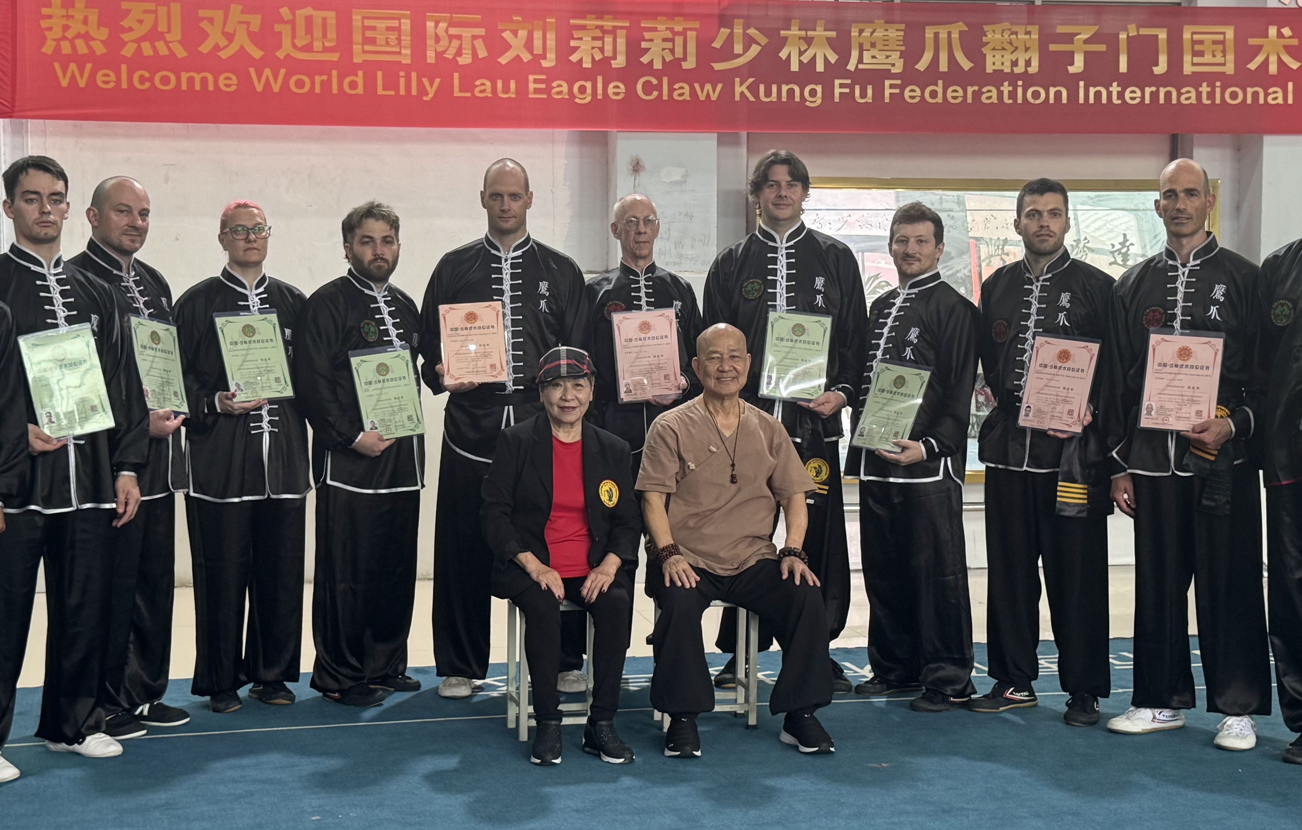 In juni 2025 bezochten Thomas, Dieter en Kevin de Shaolin-tempel in China, waar ze trainden, examens aflegden en officiële erkenning ontvingen voor hun zwarte gordels van de prestigieuze Shaolin Wushu Association.